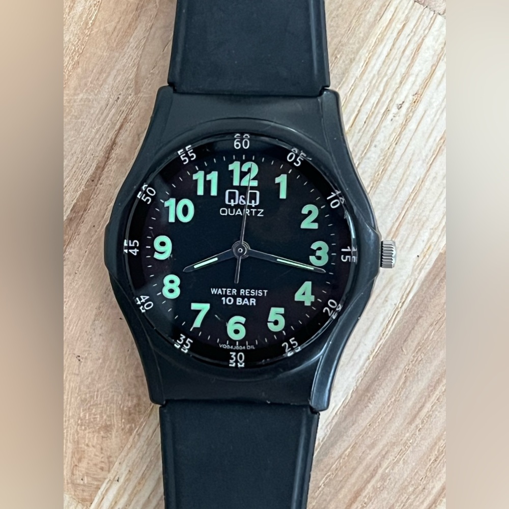 Q&Q Ladies Watch Black Rubber Strap and Dial Luminous Hands Markers 10BAR WR